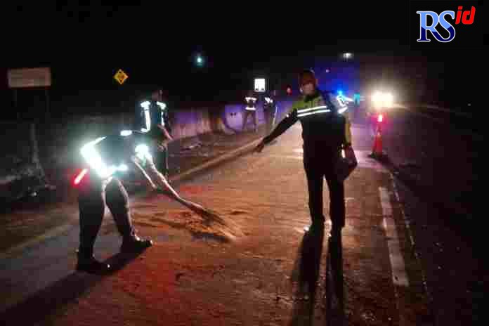 Tim Satlantas Polres Semarang saat olah TKP usai kecelakaan di jalan Tol KM 449.200 Jalur B ikut Desa Watuagung Kecamatan Tuntang. Senin (21/3). (Istimewa)