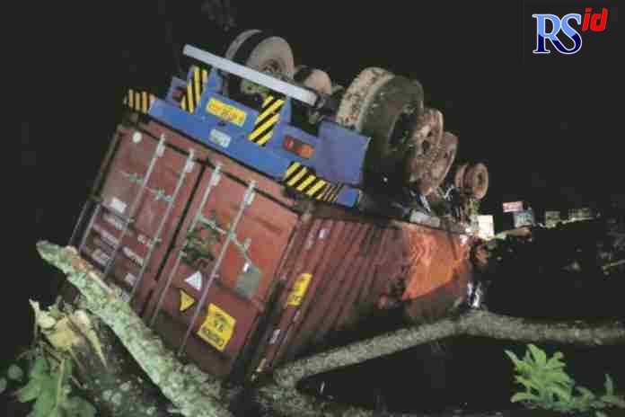 TRRBALIK : Truk terbalik setelah masuk ke area sawah warga di turunan jalur Parakan-Kretek. (Humas Polres for Jawa Pos Radar Magelang)