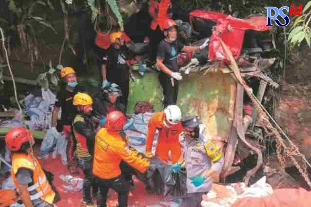 MAKAN KORBAN LAGI : Dua korban saat dievakuasi oleh relawan dan pihak kepolisian dari bangkai truk yang tergelincir ke jurang di sebelah jembatan penyelamat jalur tengkorak Kertek. (Dok Humas Polres Wonosobo)