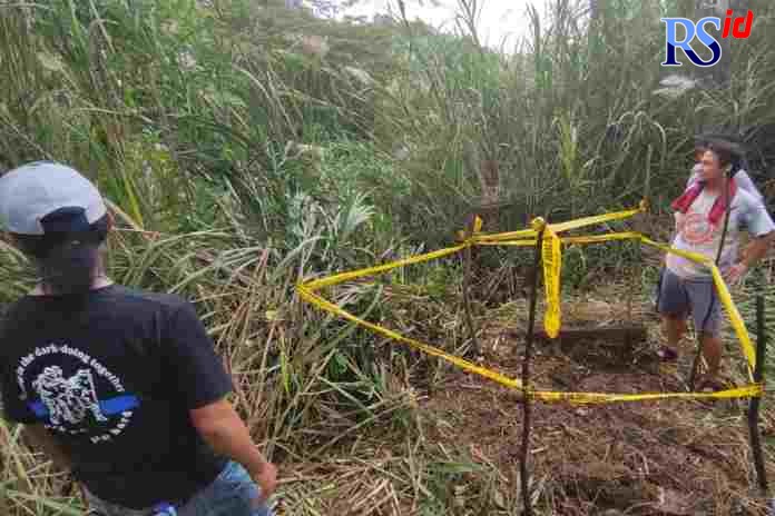 Petugas Polda Jateng saat melakukan olah TKP di lokasi penemuan kerangka manusia dari bawah Jalan Tol Semarang-Solo KM 426. (M HARIYANTO/JAWA POS RADAR SEMARANG)