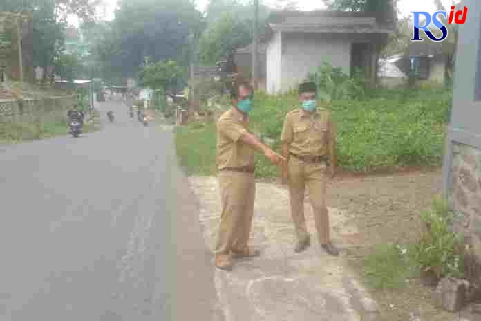 Kades Plumbon Agus Arjito menunjukkan lokasi ditemukannya jasad Kartolo yang ditandai garis putih oleh Polsek Limpung. (Istimewa)