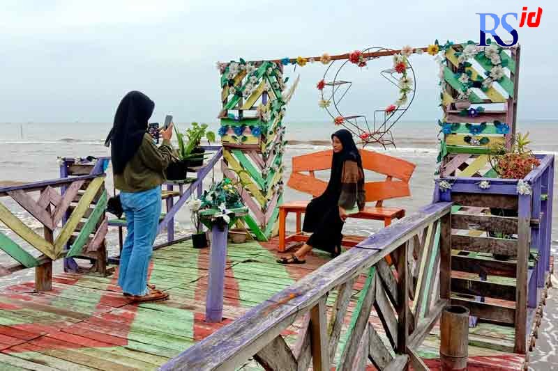 Pantai Kuripan yang bisa menenangkan pikiran karena menawarkan tempat yang sejuk, dan indah. (Lutfi Hanafi/Jawa Pos Radar Semarang)