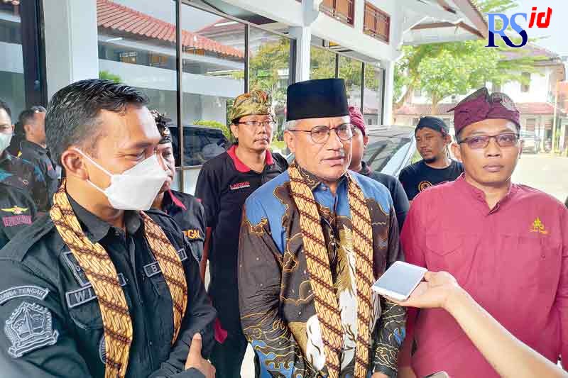 Kepala Densus 88 Antiteror Polri Irjen Marthinus Hukom didampingi Bupati Batang Wihaji dan pimpinan PGN Batang. (RIYAN FADLI/JAWA POS RADAR SEMARANG)
