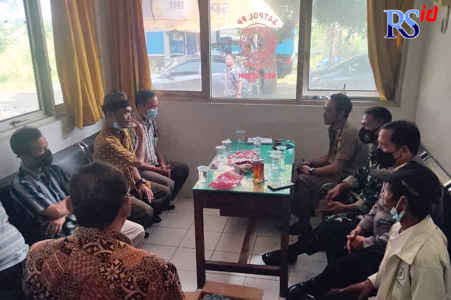 Puluhan warga melakukan audiensi dengan pihak kecamatan. (DEVI KHOFIFATUR RIZQI/ JAWA POS RADAR SEMARANG)