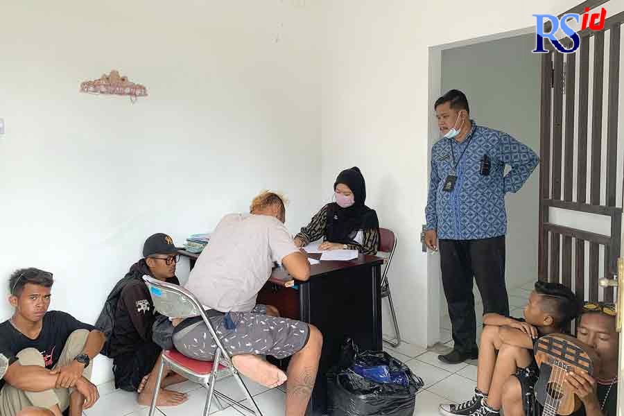 PGOT dan ODGJ terjaring razia sedang didata Dinsos Kendal. (DEVI KHOFIFATUR RIZQI/ JAWA POS RADAR SEMARANG)