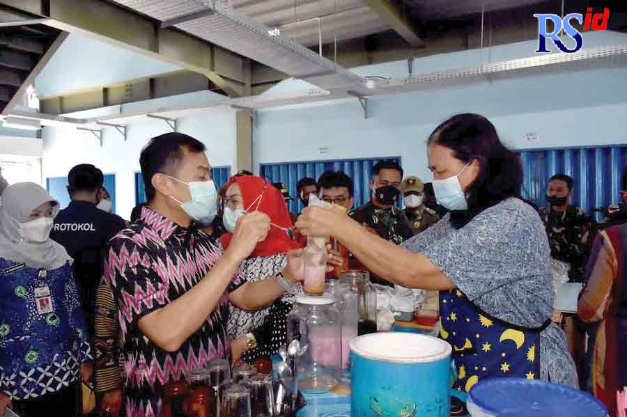 Wali Kota Yuliyanto menikmati segelas es dawet usai meresmikan pasar Rejosari Salatiga. (Dhinar Sasongko/Jawa Pos Radar Semarang)