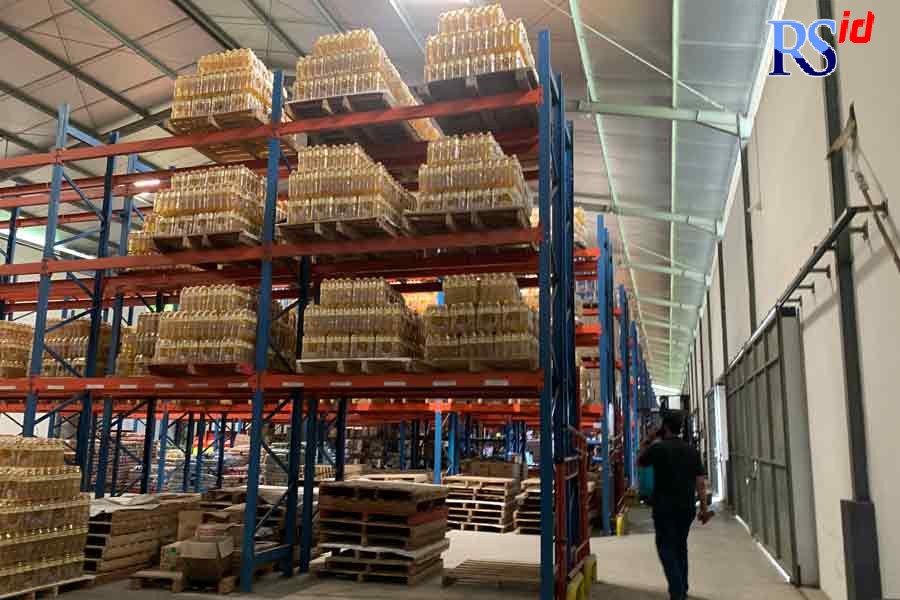 Petugas gabungan dari Polres dan Pembak Kendal melakukan sidak di gudang PT Pelita Hati Weleri. (DEVI KHOFIFATUR RIZQI/ JAWA POS RADAR SEMARANG)