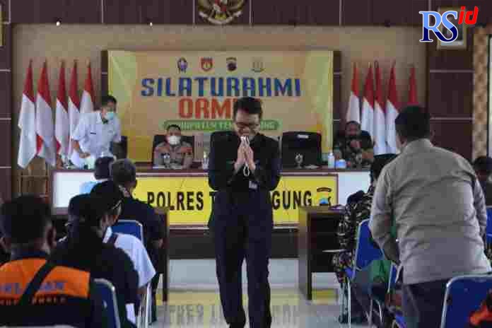 Wakil Bupati Temanggung Heri Ibnu Wibowo menyapa perwakilan ormas yang bertemu di Aula Sindoro-Sumbing Polres Temanggung Rabu (9/3). (ANANTA ERLANGGA MUSA / JAWA POS RADAR SEMARANG)