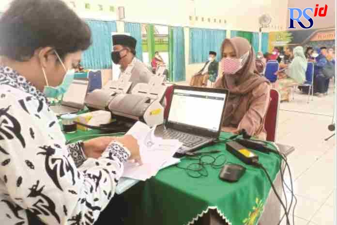 PELAYANAN: Kantor Kementerian Agama Kabupaten Semarang saat melakukan pelayanan Eazy Pasport untuk memudahkan masyarakat dalam memperpanjang paspor di Kantor. (Maria Novena/Jawa Pos Radar Semarang)