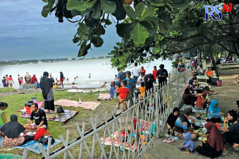 Wisatawan dari Kota Semarang dan daerah sekitarnya menikmati liburan Hari Raya Nyepi bersama keluarga di Pantai Marina Kamis (3/3). (NUR CHAMIM/JAWA POS RADAR SEMARANG)