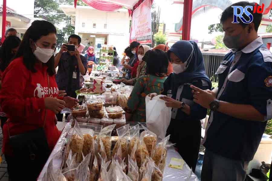 Istri Wali Kota Semarang yang juga Ketua TP PKK Kota Semarang, Krisseptiana Hendrar Prihadi meninjau bazar UMKM Selasa (22/3). (NUR CHAMIM/ JAWA POS RADAR SEMARANG)