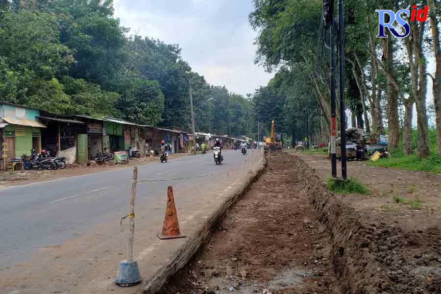DPU Kota Semarang sementara masih melebarkan sisi sebelah kanan (dari arah Ngaliyan ke Boja) dengan lebar kurang lebih dua meter. (ADENNYAR WYCAKSONO/JAWA POS RADAR SEMARANG)