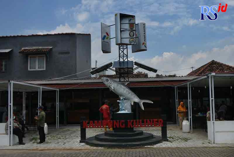Kampung Tematik Kuliner Tambakharjo menggunakan pembangkit listrik terbarukan secara hybrid, yang menghemat energi. (NUR CHAMIM/ JAWA POS RADAR SEMARANG)