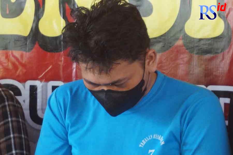 Tersangka Dony Christiawan Eko W ketika dihadirkan di Mapolrestabes Semarang Jumat (18/3/2022). (Adityo Dwi/Jawa Pos Radar Semarang)