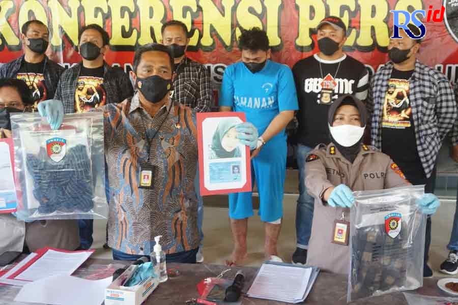 Direktur Reserse Kriminal Umum (Dirreskrimum) Polda Jateng Kombespol Djuhandani Rahardjo Puro menunjukkan barang bukti dan tersangka Dony Christiawan Eko Wahyudi. (ADITYO DWI/JAWA POS RADAR SEMARANG)