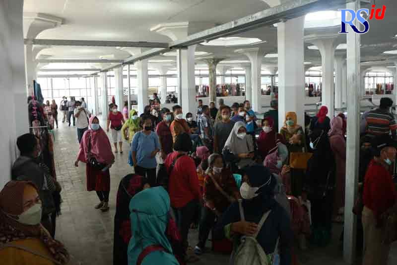 Pedagang pecah belah yang semula menempati lapak di Pasar Johar Tengah dan Utara lantai satu, kemarin dipindah ke Johar Tengah lantai dua sesuai zonasi. (NURCHAMIM/JAWA POS RADAR SEMARANG)