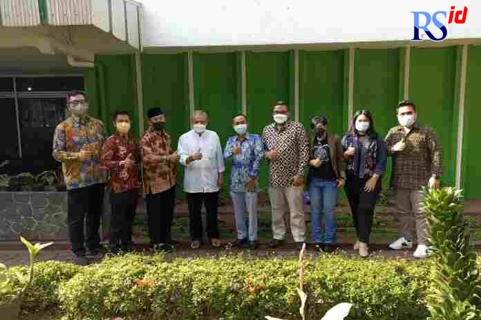 Moh Aris Siswanto bersama tim pemenangan melakukan deklarasi bakal calon Ketua DPC Peradi Semarang periode 2022-2027. (IDA FADILAH/JAWA POS RADAR SEMARANG)