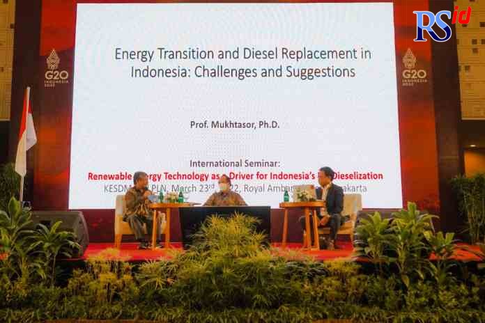 BAHAS PENURUNAN EMISI KARBON : Para pembicara pada seminar