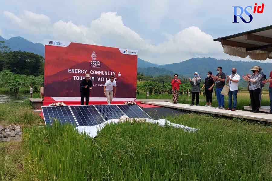 Dirjen PPKL Kementerian Lingkungan Hidup dan Kehutanan (KLHK) Sigit Relianto bersama CEO Subholding Power and New Renewable Energy (PRNE) Dannif Danusaputro meresmikan PLTS, di areal persawahan, Balkondes Karangrejo, Kamis, (24/3). (PUPUT PUSPITASARI/JAWA