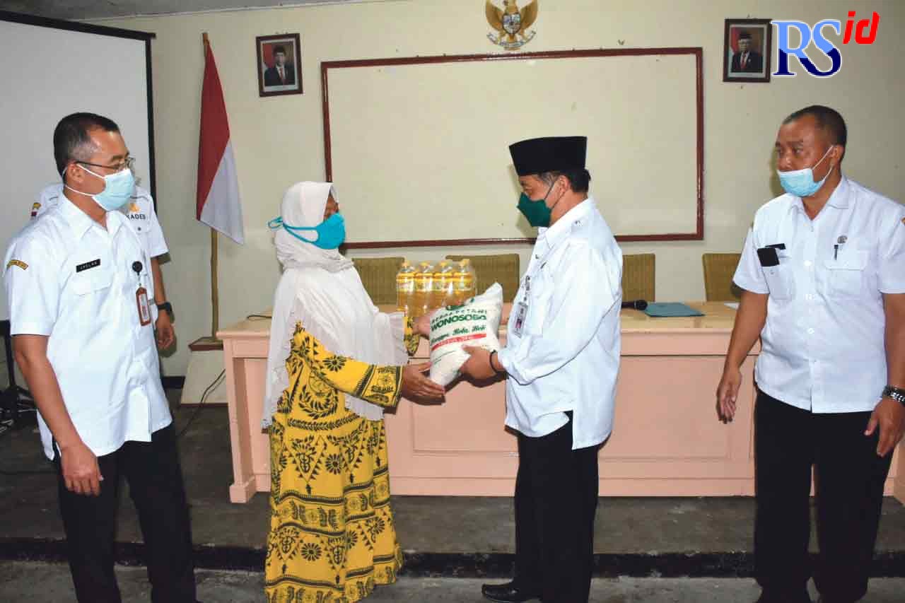Wabub Albar saat menyalurkan secara langsung gerimis mesra kepada warga yang membutuhkan di Kecamatan Mojotengah. (Istimewa)