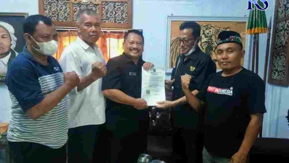 PSHT Cabang Batang saat menyerahkan SK Badan Hukum dan legalitas hak merek dari Kemenkumham ke Kesbangpol Batang. (Istimewa)