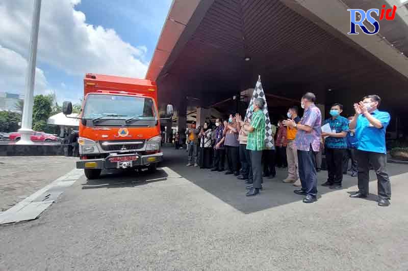 Sekretaris Daerah Provinsi Jateng Melepas Rombongan Mobil Pembawa Logistik Bantuan. (ADDIN ALFATH/JAWA POS RADAR SEMARANG)