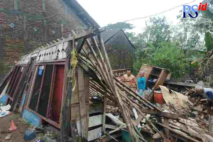 Puing puing rumah Sumijan roboh. (Wahib Pribadi/Jawa Pos Radar Semarang)