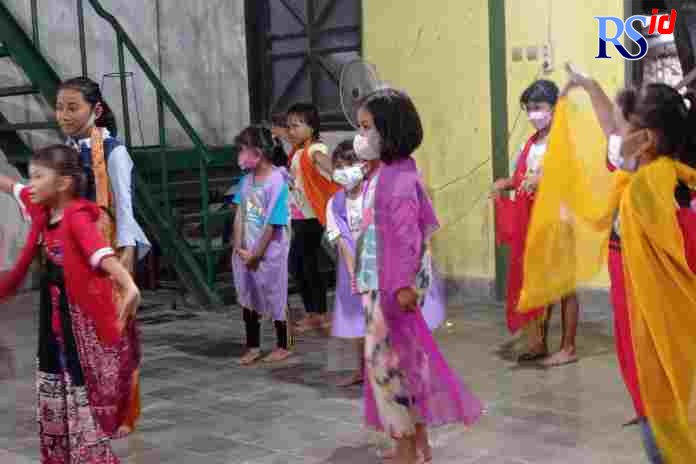 Rumah Baca Pelangi kembali aktif dengan mengadakan latihan tari yang dijadikan satu dengan gedung PKBM Minggu (6/3). (KHAFIFAH ARINI PUTRI/JAWA POS RADAR SEMARANG)