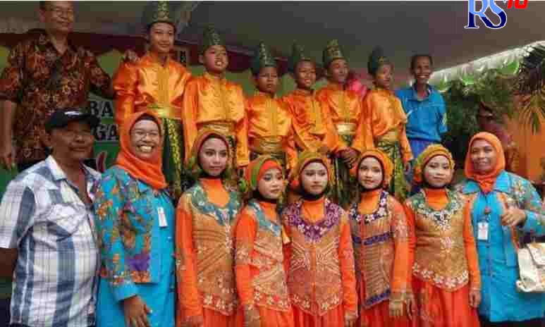 Grup rebana SDN Manyaran 02 bersama guru pendampingnya terus mengukir prestasi dalam berbagai ajang lomba rebana.  (Istimewa)