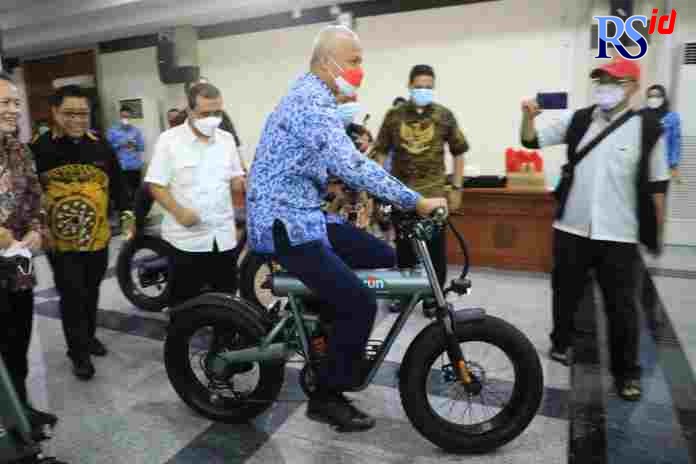 Gubernur Ganjar Pranowo saat mencoba sepeda listrik buatan warga Klaten, R Agung Nugraha. (Istimewa)