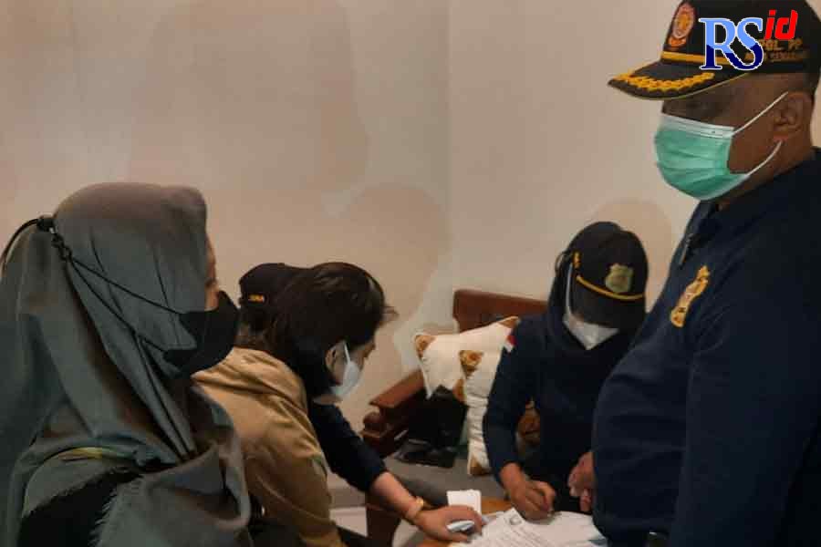 Petugas Satpol PP Kota Semarang ketika mendata penguhuni rumah indekos yang tidak memiliki surat boro. (Istimewa)