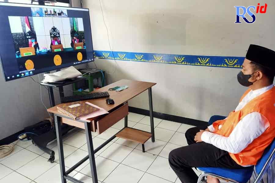 Terdakwa Salis Syaiful Umar saat menjalani sidang secara daring dari Lapas Kelas IIB Batang. (Istimewa)