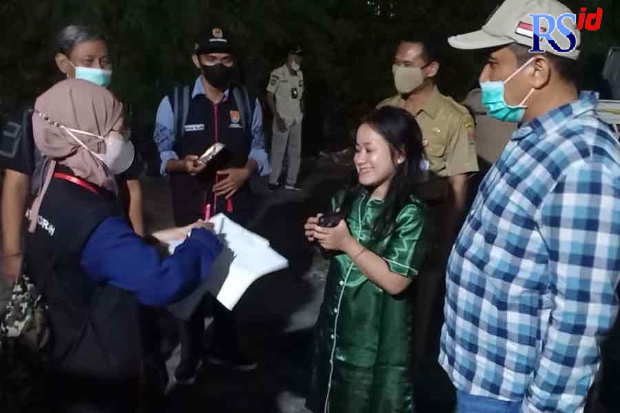 Petugas Bapenda Kota Semarang melakukan sosialisasi pajak kepada pemilik dan pengurus rumah kos di Kecamatan Gayamsari Rabu malam (23/3). (ADENNYAR WYCAKSONO/JAWA POS RADAR SEMARANG)