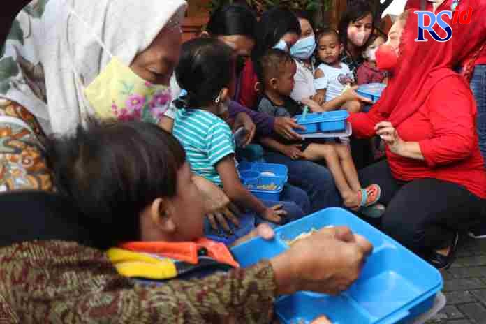 BANTUAN: Mbak Ita membagikan makanan tambahan bagi anak-anak yang menderita stunting di Kelurahan Bugangan.(NUR CHAMIM/JAWA POS RADAR SEMARANG)