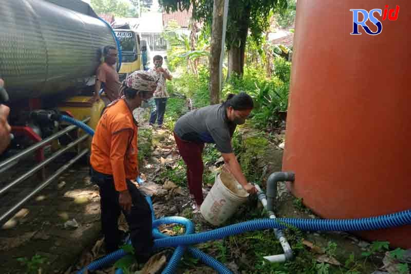 Warga RW 6 dan RW 9, Kelurahan Rowosari, mendapat suplai dua tangki air bersih. Bantuan juga diberikan untuk warga RW 13 Kelurahan Tandang. (FIGUR RONGGO WASSALIM/ JAWA POS RADAR SEMARANG)