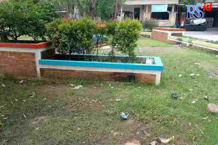 Kondisi Taman Bangetayu tak terurus banyak sampah berserakan. (KHAFIFAH ARINI PUTRI/JAWA POS RADAR SEMARANG)