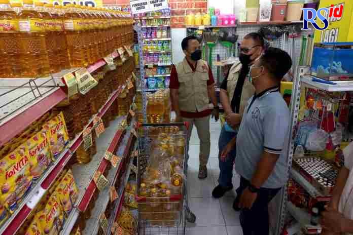PEMANTAUAN : Satgas Pangan melakukan pemeriksaan terhadap 150 lokasi pada Jumat (18/3) lalu dan 200 lokasi pada Sabtu (19/3) kemarin yang meliputi tempat pasar modern, pasar tradisional, termasuk distributor, dan produsen. (ISTIMEWA)