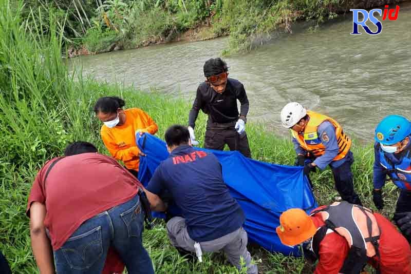 Petugas kepolisian melakukan evakuasi mayat tanpa identitas untuk dikirim ke RSUP dr Kariadi Semarang Selasa (8/3). (M HARIYANTO/JAWA POS RADAR SEMARANG)