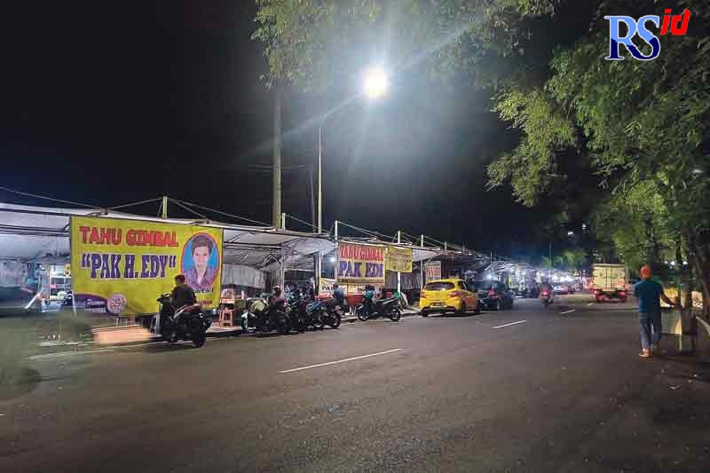 Deretan penjual tahu gimbal di Jalan Pandanaran II atau seberangnya Taman Indonesia Kaya. (NUR CHAMIM/JAWA POS RADAR SEMARANG)