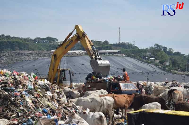 Kondisi pembuangan terbuka atau open dumping di TPA Jatibarang, Semarang. (TITIS ANIS FAUZIYAH/JAWA POS RADAR SEMARANG)