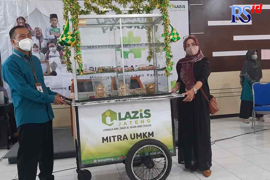 Direktur Eksekutif LAZ Al Ihlas Doso Sutrisno menyerahkan gerobak kepada pelaku UMKM Jateng Senin (28/3). (TITIS ANIS FAUZIYAH/JAWA POS RADAR SEMARANG)