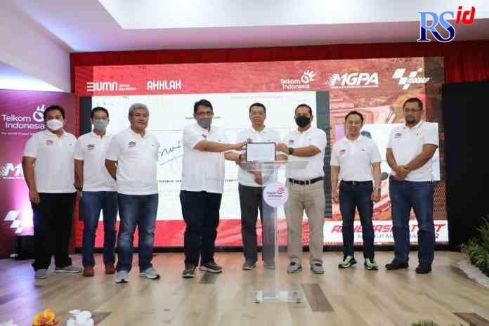 SERAH TERIMA HASIL REHEARSAL TEST : Executive General Manager Divisi Service Operation Telkom Akhmad Ludfy (keempat dari kiri) bersama Executive Vice President Divisi Enterprise Service Telkom yang sekaligus sebagai Ketua Satgas TelkomGroup MotoGP Mandali