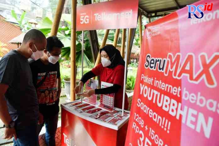PAKET SERU MAKSIMAL : Para pelanggan yang sedang membeli kartu perdana SeruMAX dan pelanggan SeruMAX eksisting yang melakukan pembelian paket internet SeruMAX di konter kartu perdana Telkomsel. (DOKUMEN HUMAS TELKOMSEL)