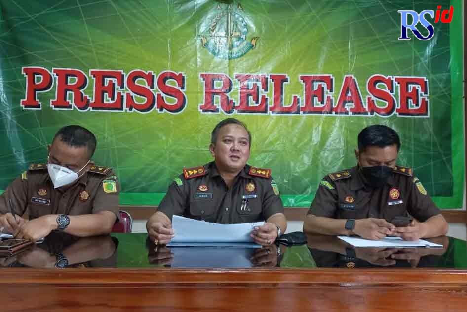 Kejari Kabupaten Pekalongan saat merilis vonis lima terdakwa tindak pidana korupsi, Selasa (15/3). (NANANG RENDI AHMAD/JAWA POS RADAR SEMARANG)