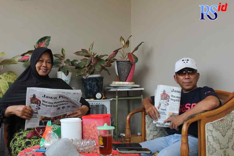 Kustini Ashari dan Imam Ashari santai membaca koran Jawa Pos Radar Semarang di teras rumahnya. (M. Iqbal Amar/Jawa Pos Radar Semarang)