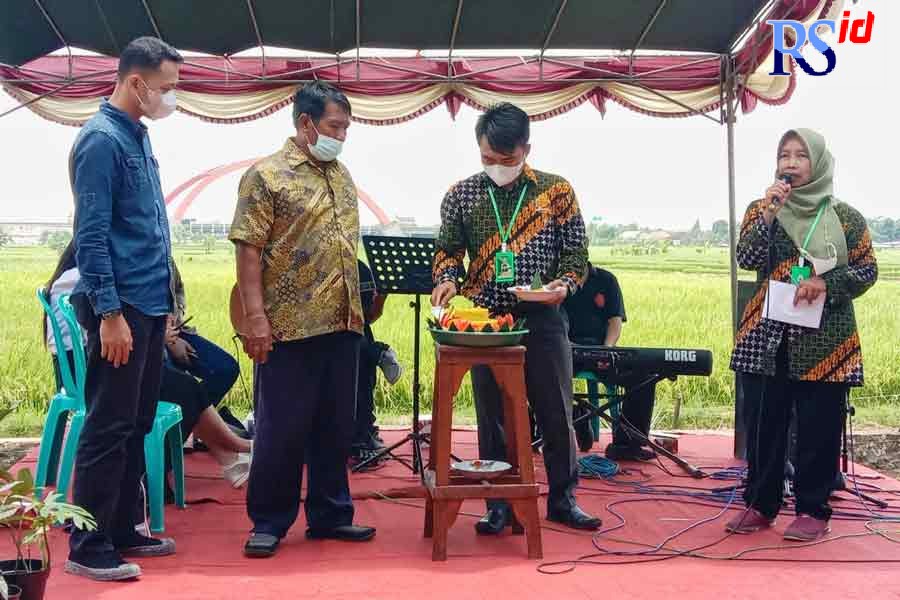 Ketua UMKM BBB Mudianatik alias Udik memotong tumpeng sebagai simbol peresmian kantor pusat di Desa Mentosari, disaksikan Sekcam Gringsing Ridho Budi Kurniawan dan Kades Mentosari Suwaji pada Minggu (13/3). (Istimewa)
