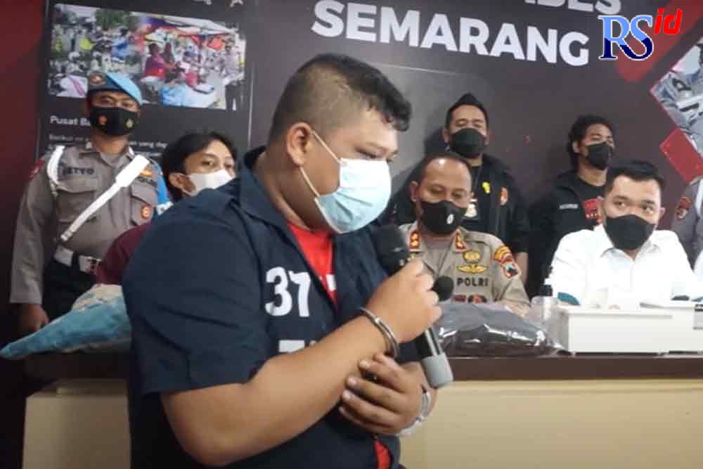 EMOSI: Stefhanus Septian Dwi Kristiawan diamankan polisi setelah melakukan penusukan terhadap dua tetangganya. (ADITYO DWI/JAWA POS RADAR SEMARANG)