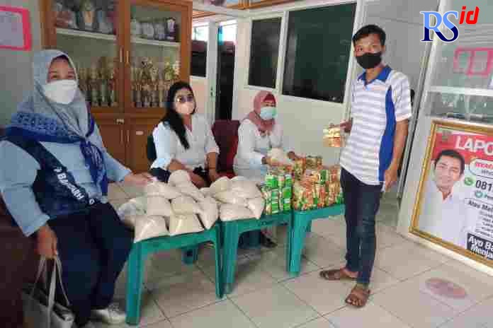Pihak Kelurahan Bandarharjo menyediakan berbagai bahan pokok untuk peserta vaksinasi. Mulai dari beras, gula, hingga mie instan. (FIGUR RONGGO WASSALIM/ JAWA POS RADAR SEMARANG)