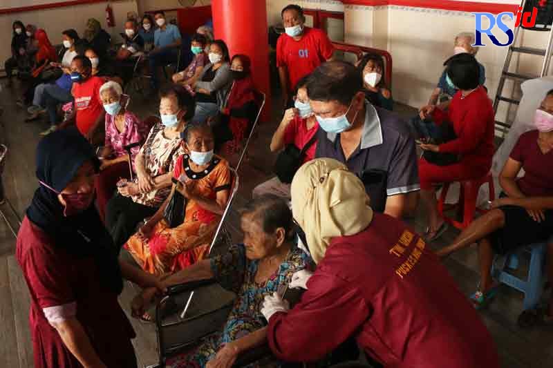 Sejumlah warga mengikuti vaksinasi di gedung pertemuan Kelenteng Ling Hok Bio, Jalan Gang Pinggir kemarin (7/3). (NUR CHAMIM/ JAWA POS RADAR SEMARANG)