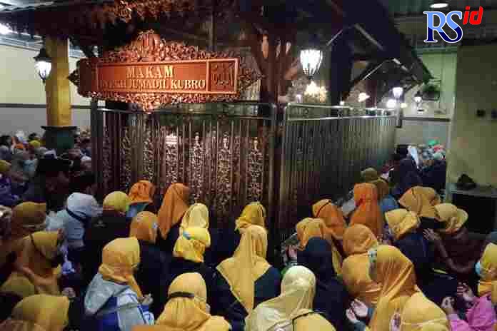 Peziarah membaca doa dengan khusuk dan khidmad di makam Syekh Jumadil Kubro Jumat (11/3). (FIGUR RONGGO WASSALIM/ JAWA POS RADAR SEMARANG)